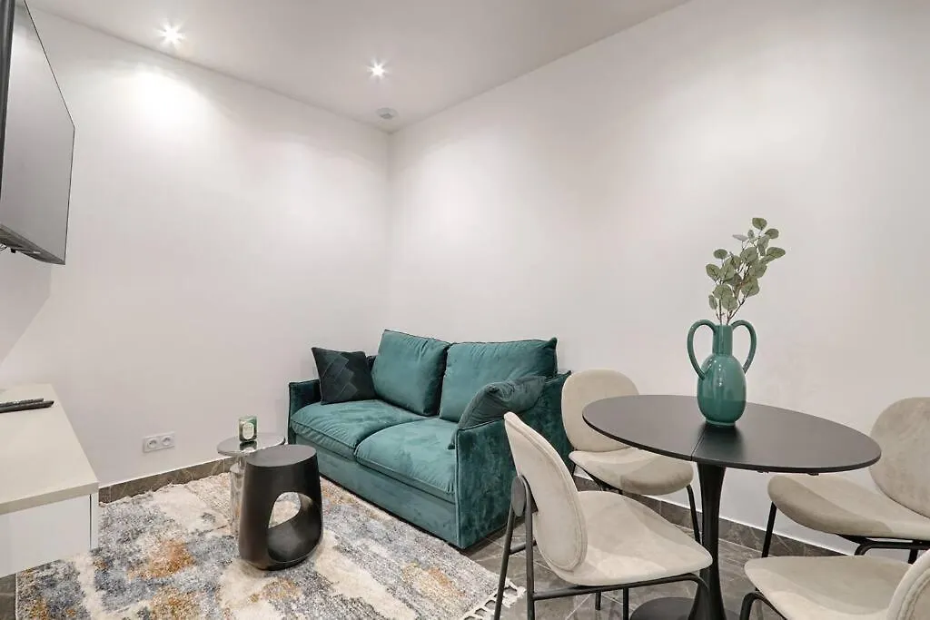 Buttes Chaumont Charming Apartment 4P Paris 0*,  France